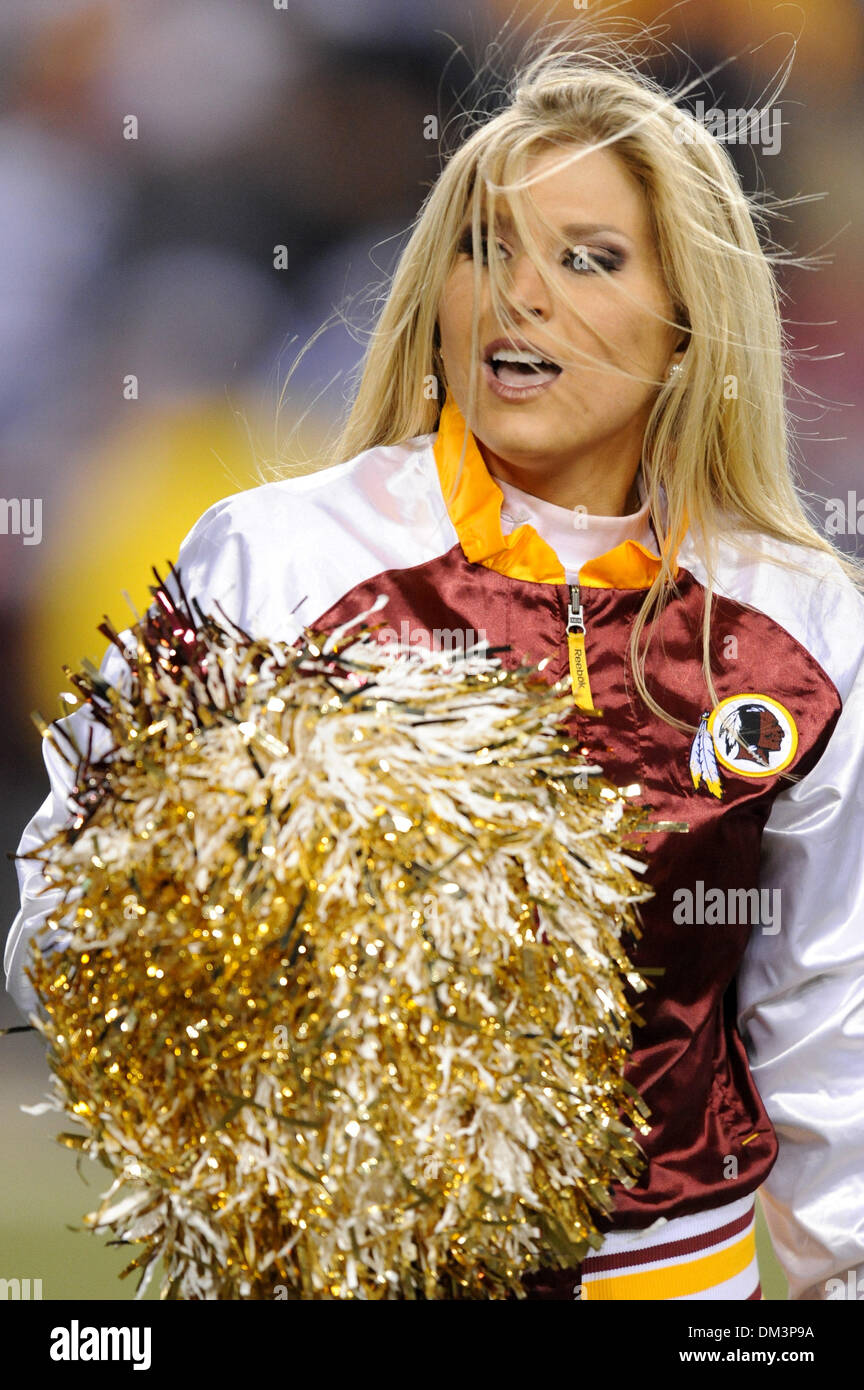 FedEx Field, Landover, Maryland. . Washington Redskins Cheerleader in der Spielaktion während NFL Primetime Sonntagabend Fußball zwischen den Dallas Cowboys und den Washington Redskins. Dies wird das letzte Heimspiel der Saison für die Redskins (4-10) und nur verloren schlecht zu den New York Giants vergangenen Montag Nacht um 33 Punkte.  Endgültige Ergebnis Cowboys 17 - Redskins 0 (Credit-Bild: Stockfoto