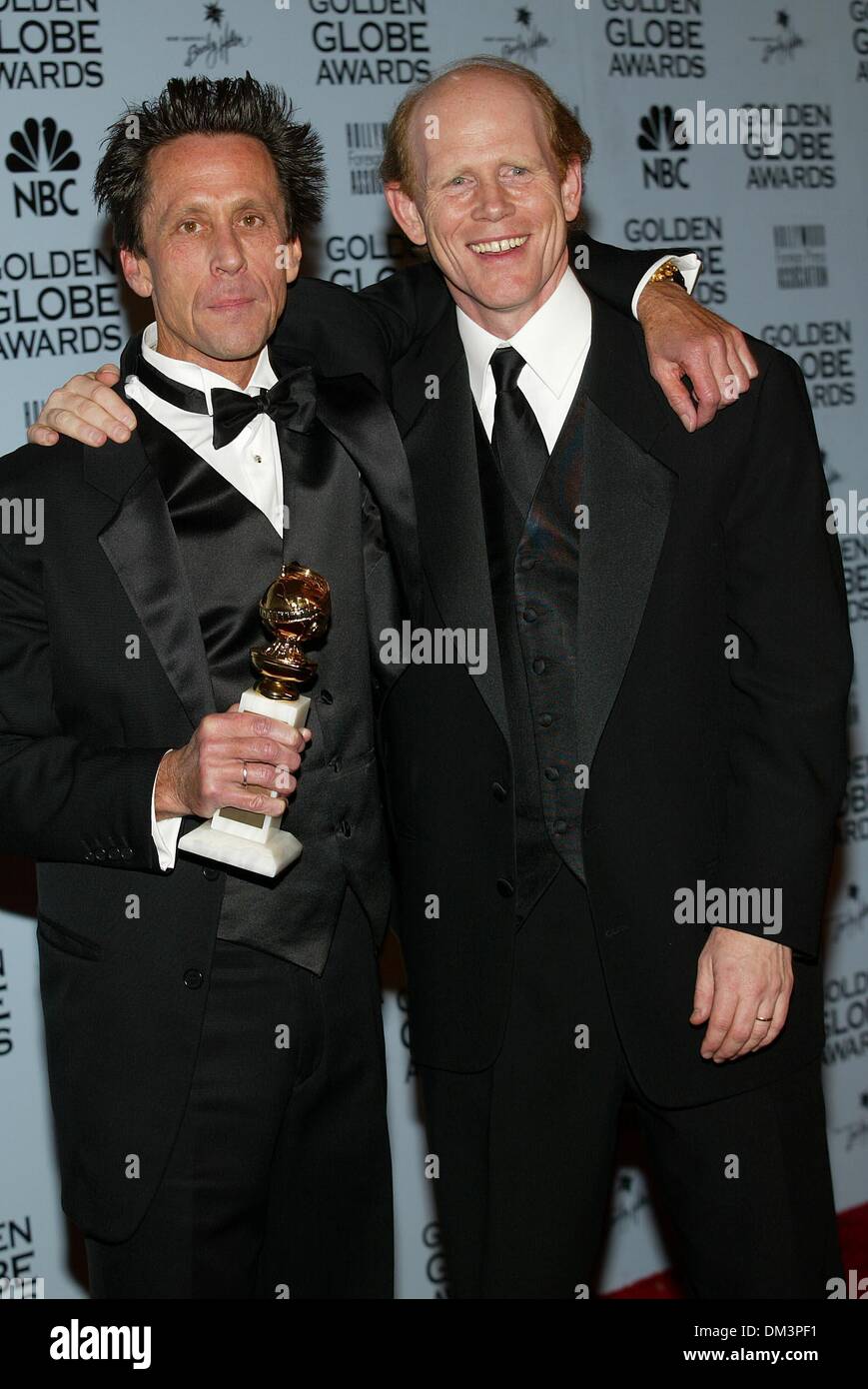 20. Januar 2002 - 59. GOLDEN AWARDS. IM BEVERLY HILTON HOTEL HILLS BEVERLY CA... BRIAN GRAZER UND RON HOWARD. FÜR BEST MOTION PICTURE-DRAMA GEWONNEN. FITZROY BARRETT / 20.01.2002 K23865FB (D) (Kredit-Bild: © Globe Photos/ZUMAPRESS.com) Stockfoto