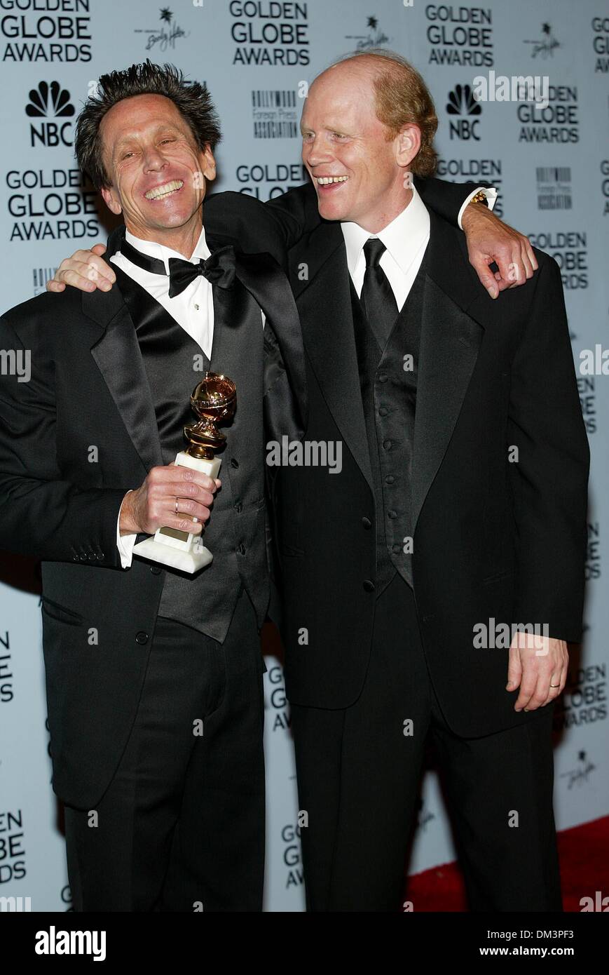 20. Januar 2002 - 59. GOLDEN AWARDS. IM BEVERLY HILTON HOTEL HILLS BEVERLY CA... BRIAN GRAZER UND RON HOWARD. FÜR BEST MOTION PICTURE-DRAMA GEWONNEN. FITZROY BARRETT / 20.01.2002 K23865FB (D) (Kredit-Bild: © Globe Photos/ZUMAPRESS.com) Stockfoto