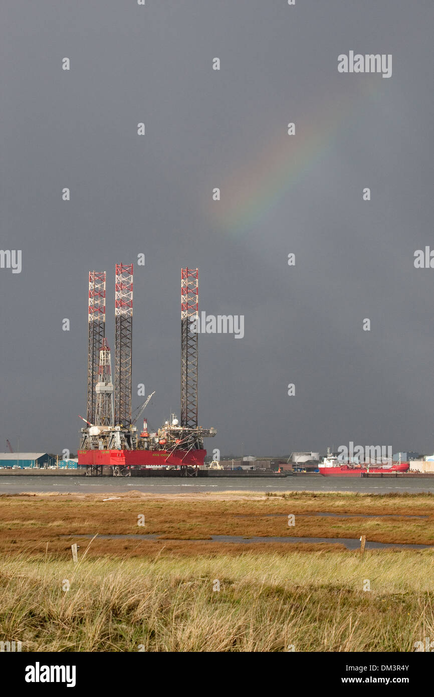Bohrinsel bei Esbjerg gesehen aus dem Wattenmeer Insel Fanø. Stockfoto