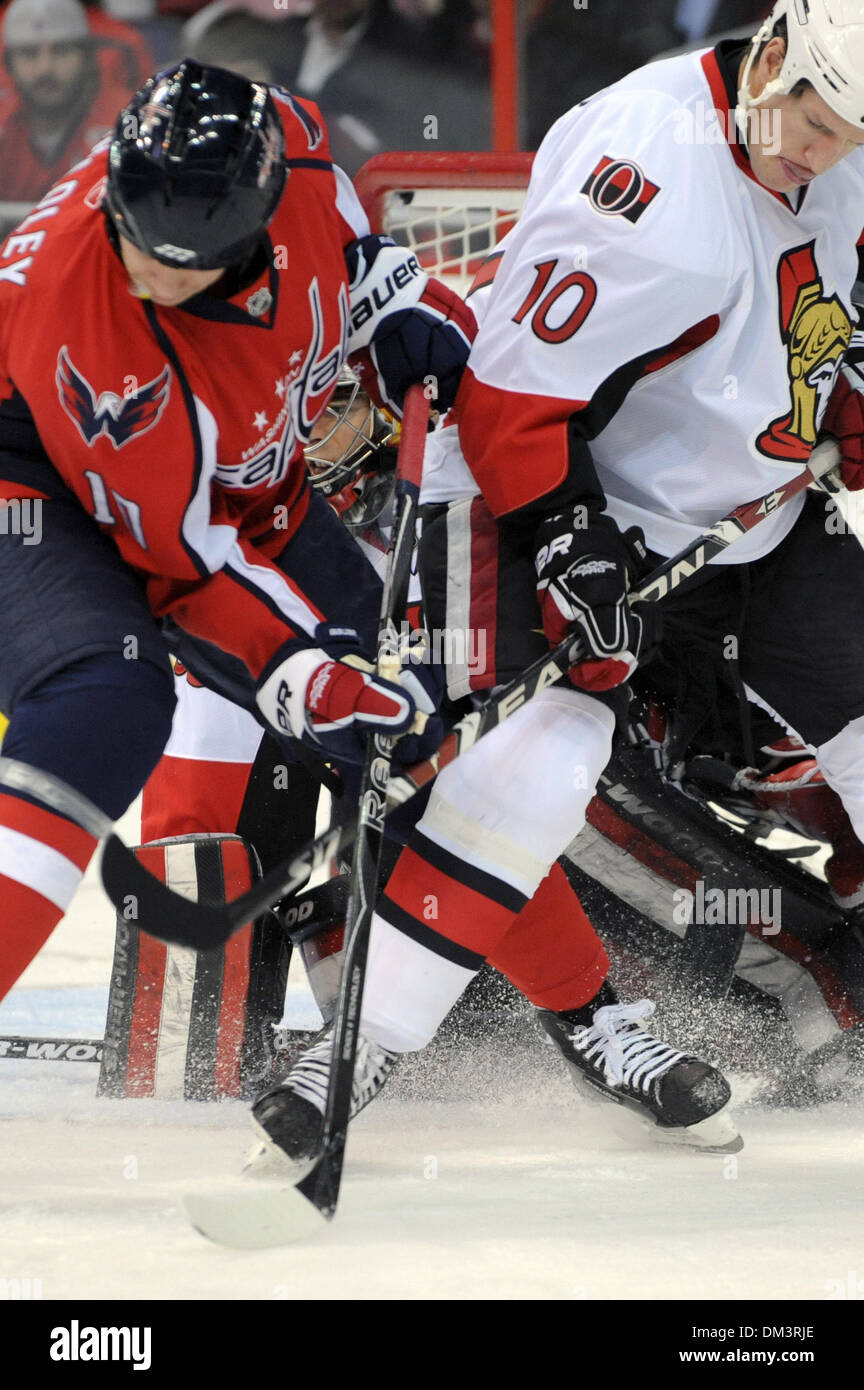 Washington D.C. Verizon Center. . Washington Capitals rechten Flügel Matt Bradley (10) und Ottawa Senators Shean Donovan (10), NHL Spielaktion, Ottawa Senators in Washington Capitals, die den Sieg zu Hause 5: 2 nehmen.  Zweiten aufeinander folgenden Spiel zu Hause für die Kappen gegen eine kanadische Mannschaft nur besiegt den Canadiens Dienstag Abend, 4: 2. (Kredit-Bild: © Roland Pintilie/Southcreek Glob Stockfoto