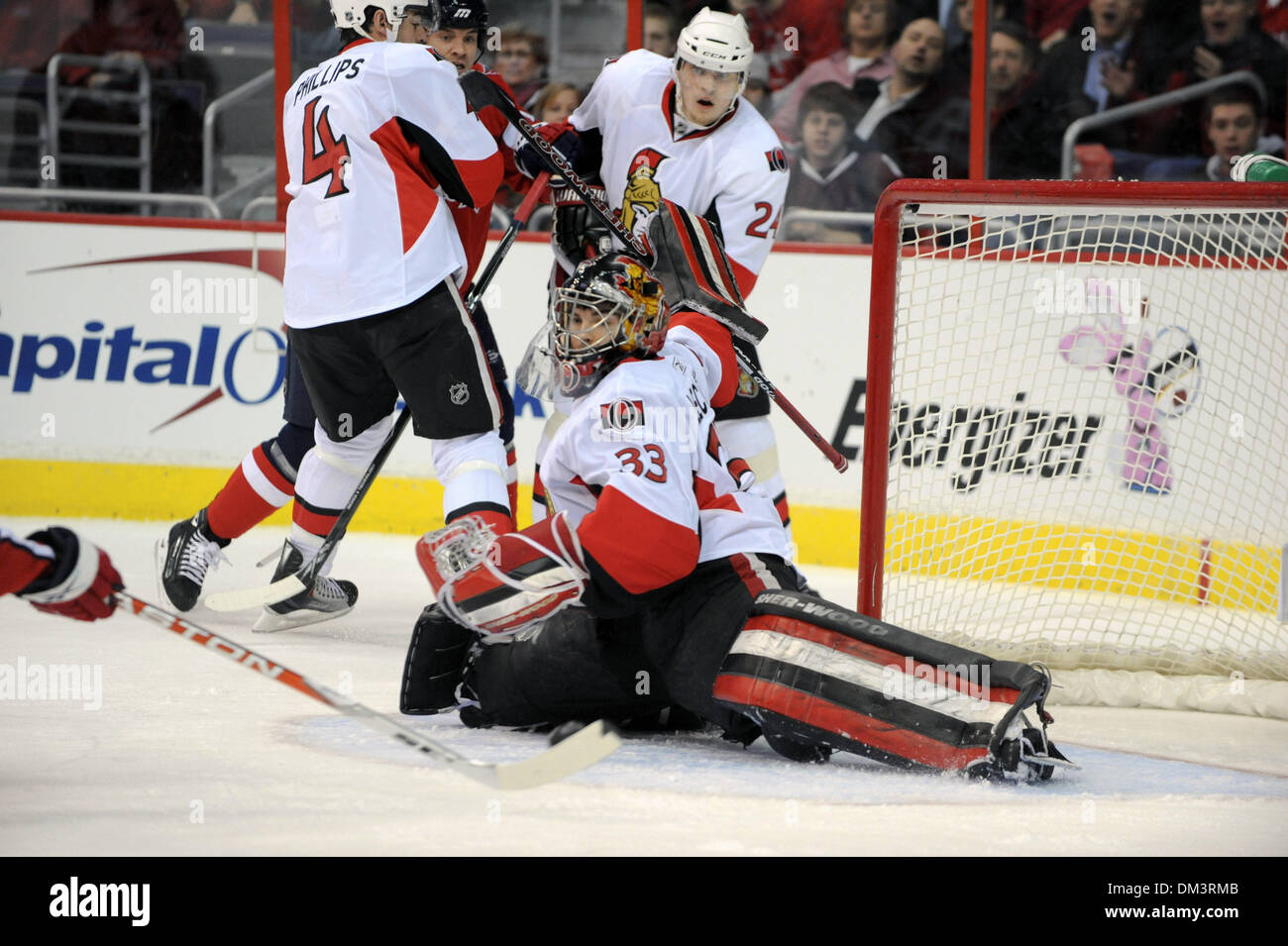 Washington D.C. Verizon Center. . Ottawa Senators Torwart Pascal Leclaire, können nur zusehen Zentrum Boyd Gordon (15) heben Sie den Puck in offenen Netzen.  NHL Spielaktion, Ottawa Senators in Washington Capitals, die den Sieg zu Hause 5: 2 nehmen.  Zweiten aufeinander folgenden Spiel zu Hause für die Kappen gegen eine kanadische Mannschaft nur besiegt den Canadiens Dienstag Abend, 4: 2. (Kredit-Bild: © Roland Stockfoto