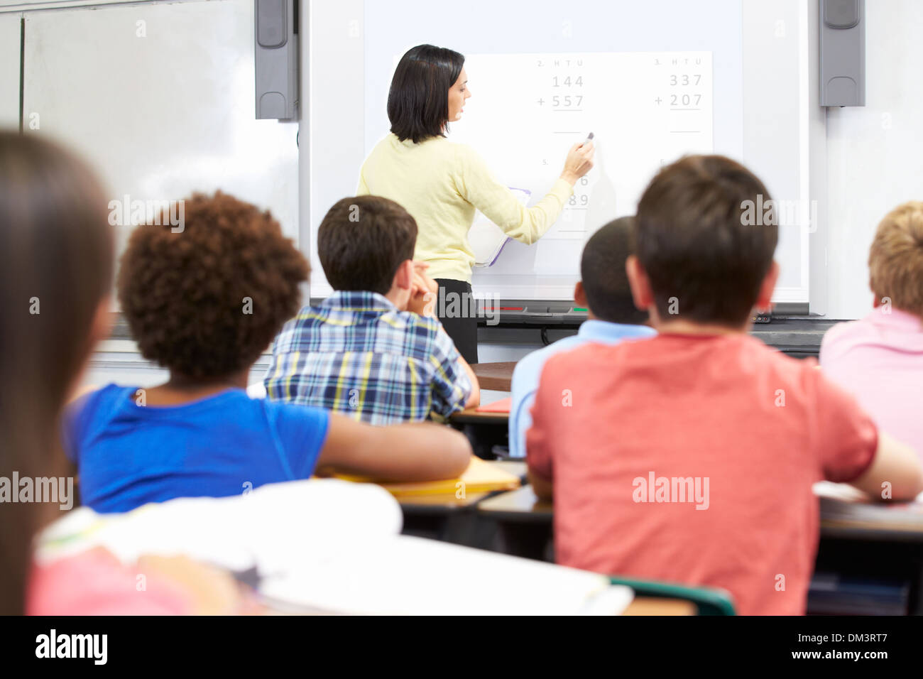 Lehrer im Unterricht mit interaktiven Whiteboards stehen Stockfoto