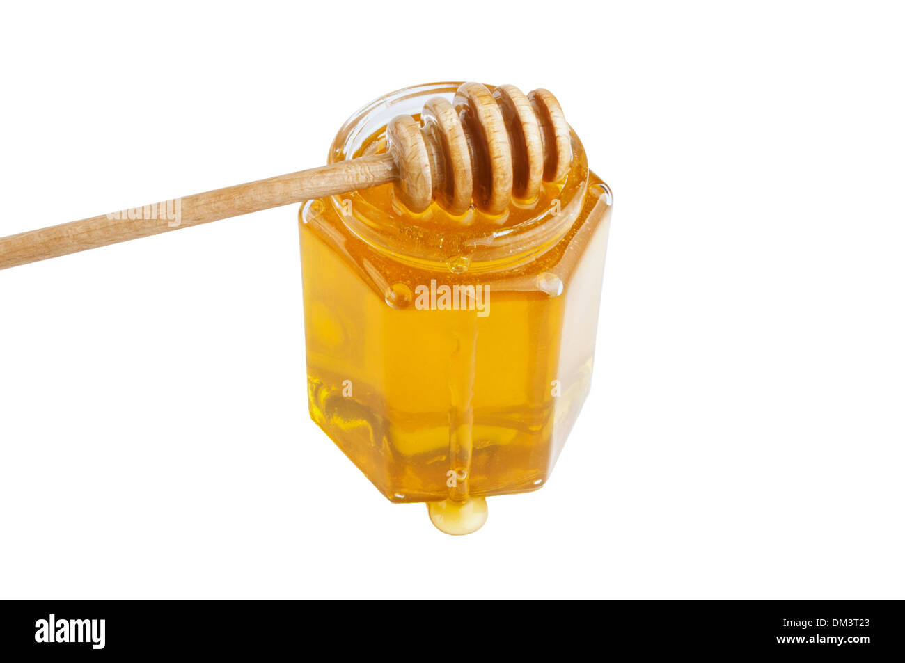 Glasglas Honig mit hölzernen Drizzler isoliert auf weißem Hintergrund Stockfoto