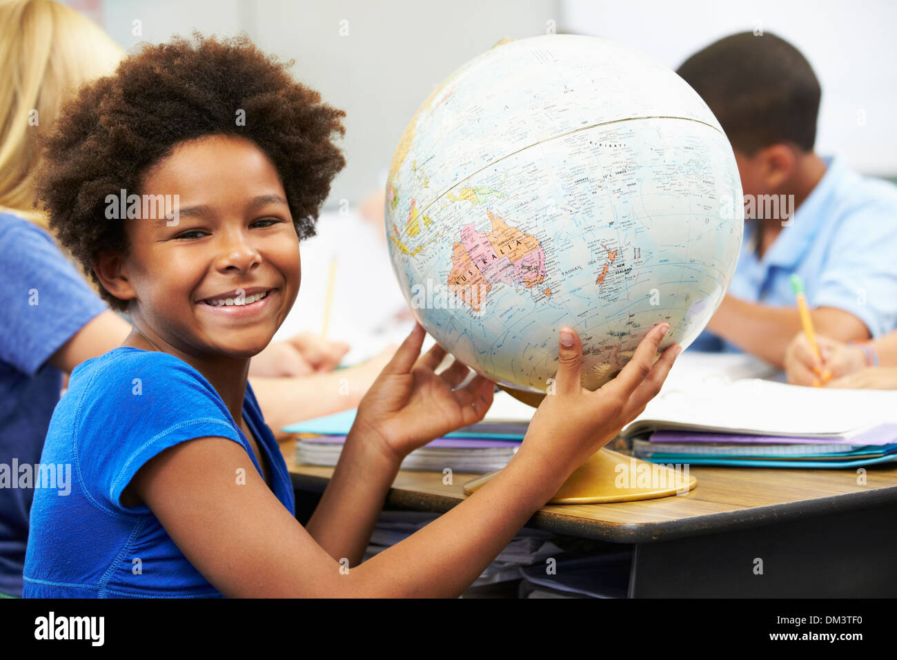 Schülerinnen und Schüler studieren Geographie im Klassenzimmer Stockfoto