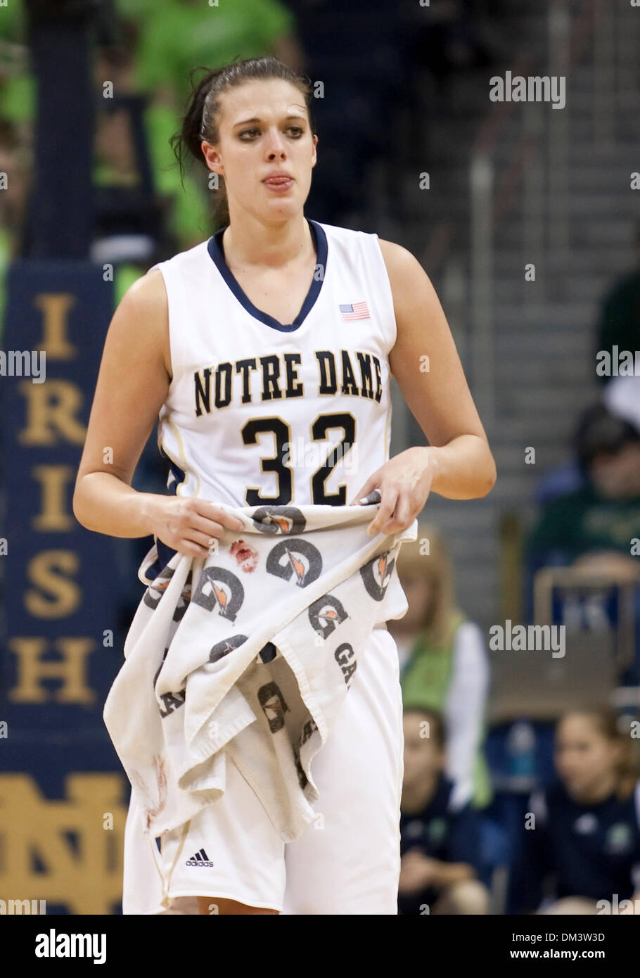 Notre Dame vorwärts Becca Bruszewski (32) kommt zu der Bank mit einer blutigen Lippe in Spielaktion zwischen die Notre Dame Fighting Irish und die West Virginia Mountaineers im Purcell-Pavillon im Joyce Center in South Bend, Indiana.  Notre Dame besiegt West Virginia 74-66. (Kredit-Bild: © John Mersits/Southcreek Global/ZUMApress.com) Stockfoto