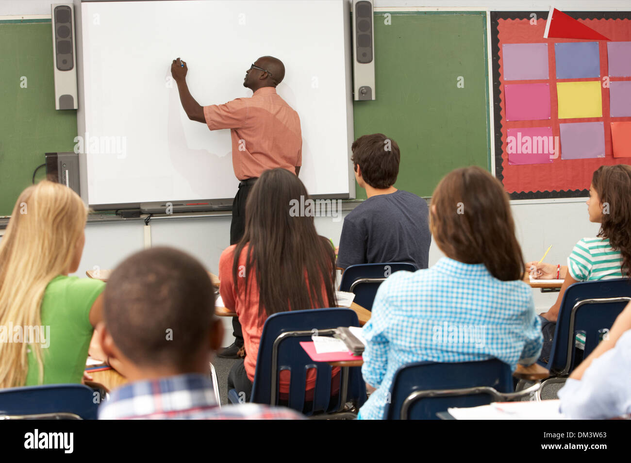 Lehrer mit interaktiven Whiteboards im Unterricht Stockfoto