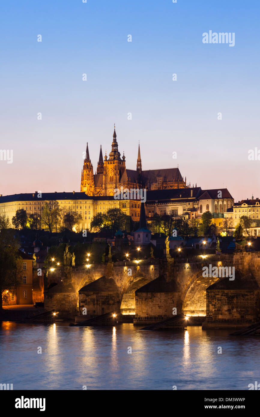 Karlsbrücke, Burg und Kathedrale in der Abenddämmerung. Prag, Tschechische Republik Stockfoto