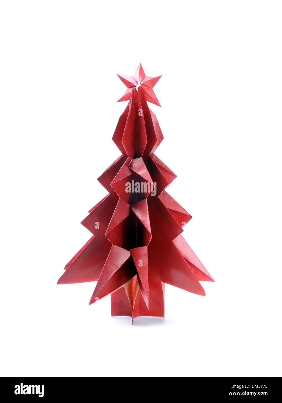 Origami Weihnachtsbaum aus rotem Papier Schuss über weißem Hintergrund gemacht Stockfoto
