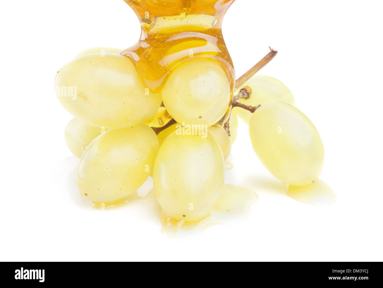 grüne Trauben und Honig isoliert auf weiss Stockfoto