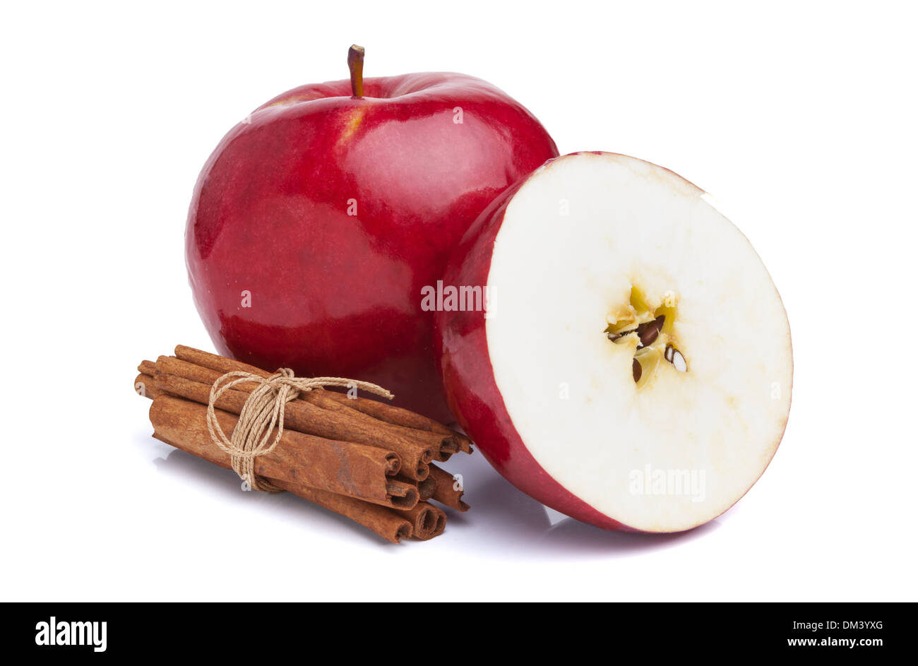 Äpfel und Zimt auf weißem Hintergrund Stockfoto