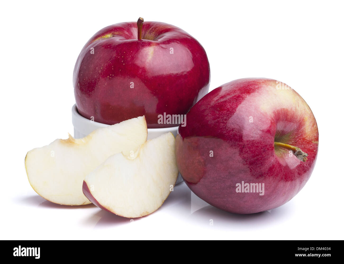 Rote Äpfel, die isoliert auf weißem Hintergrund Ausschnitt Stockfoto