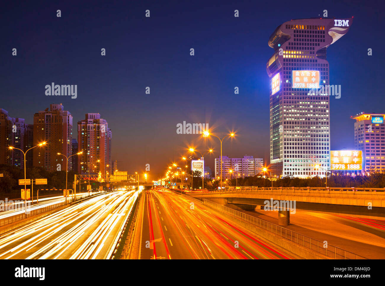 Beijng Skyline mit Vielbefahrenen Verkehrs- und Lichtwegen durch das Stadtzentrum, Peking, Volksrepublik China, VR China, Asien Stockfoto