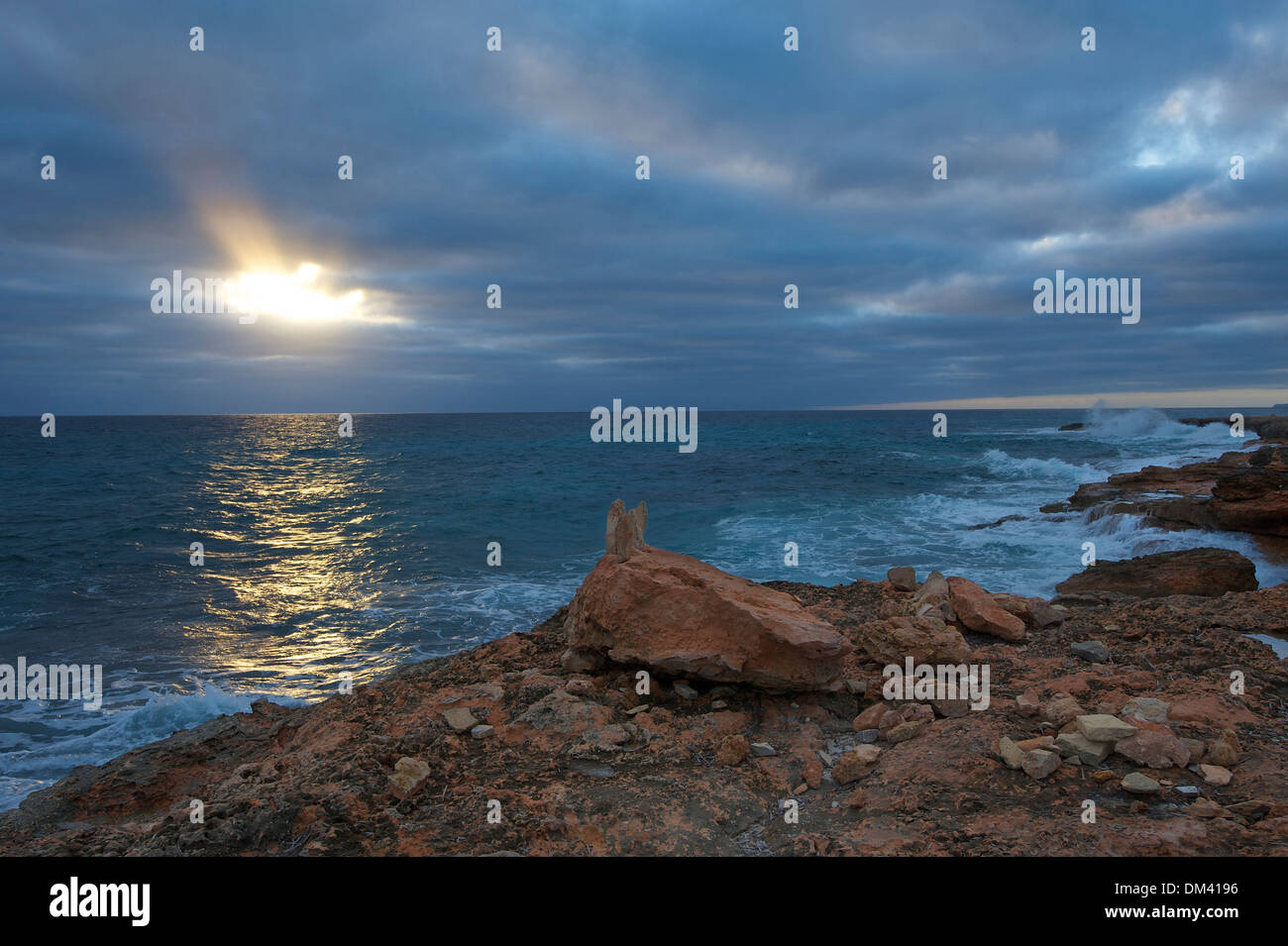 Balearen Mallorca Spanien Europa Cap de ses Salines Küste Strand Meer Sonnenuntergang Sunset Mittelmeer Landschaft Landschaft Stockfoto