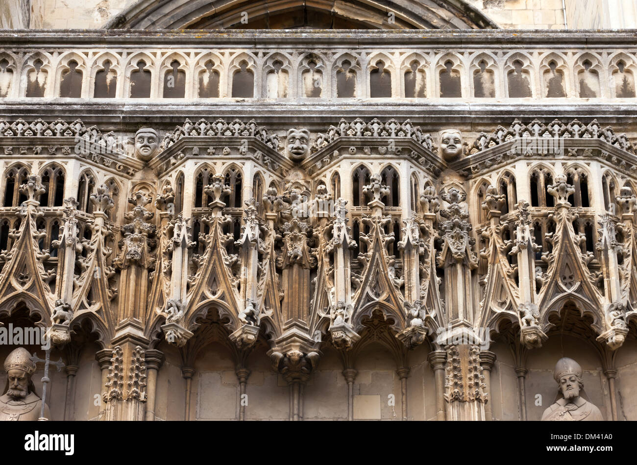 Nahaufnahme des religiösen geschnitzten Stein arbeiten, über dem Haupteingang zur Kathedrale von Canterbury. Stockfoto