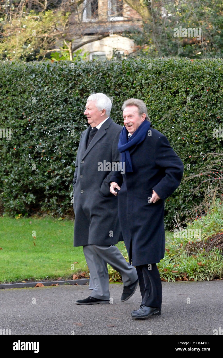 Altrincham, Cheshire, UK. 11. Dezember 2013. Denis Law, ehemaliger Spieler von Manchester United, und Mike Summerbee-Trainer von Manchester City an die Beerdigung von Bill Foulkes, gestorben am 25. November teilnehmen. Bill war einer der die "Busby Babes", die Münchner überlebt Flugzeugabsturz im Februar 1958 war Kapitän und 688 Mal für Manchester United gespielt. Bill Foulkes Beerdigung Altrincham Cheshire 11. Dezember 2013 Credit: John Fryer/Alamy Live-Nachrichten Stockfoto