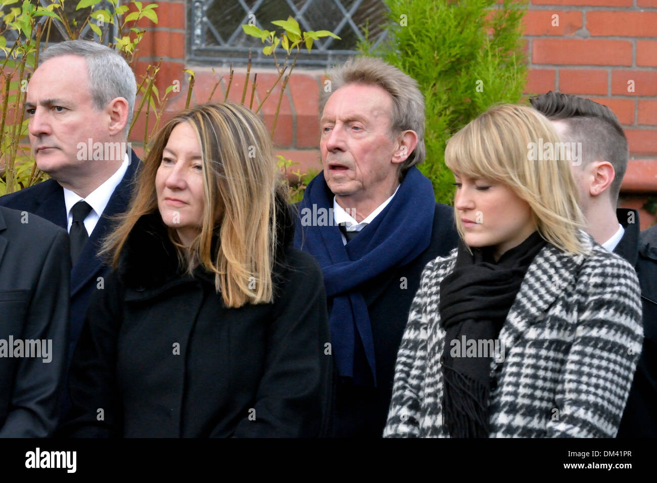 Altrincham, Cheshire, UK. 11. Dezember 2013. Denis Law, ehemaliger Spieler von Manchester United, besucht die Beerdigung von Bill Foulkes, der am 25. November gestorben. Bill war einer der die "Busby Babes", die Münchner überlebt Flugzeugabsturz im Februar 1958 war Kapitän und 688 Mal für Manchester United gespielt. Bill Foulkes Beerdigung Altrincham Cheshire 11. Dezember 2013 Credit: John Fryer/Alamy Live-Nachrichten Stockfoto