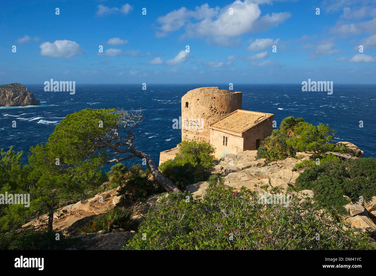 Balearen Mallorca Spanien Europa Torre Cala d ' en Basset Sant Elm Wehrturm Turm Küste Landschaft Landschaft Gebäude Stockfoto