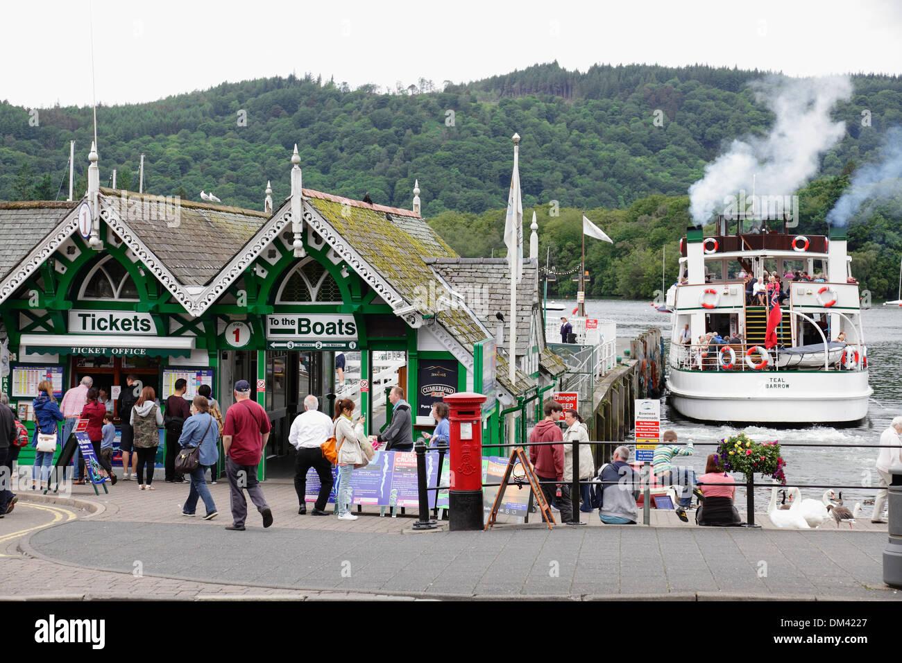 Dampfer MV Teal Abfahrt von Bowness auf Windermere neben dem Ticket Office auf der Promenade im Lake District, Cumbria, England, Großbritannien Stockfoto