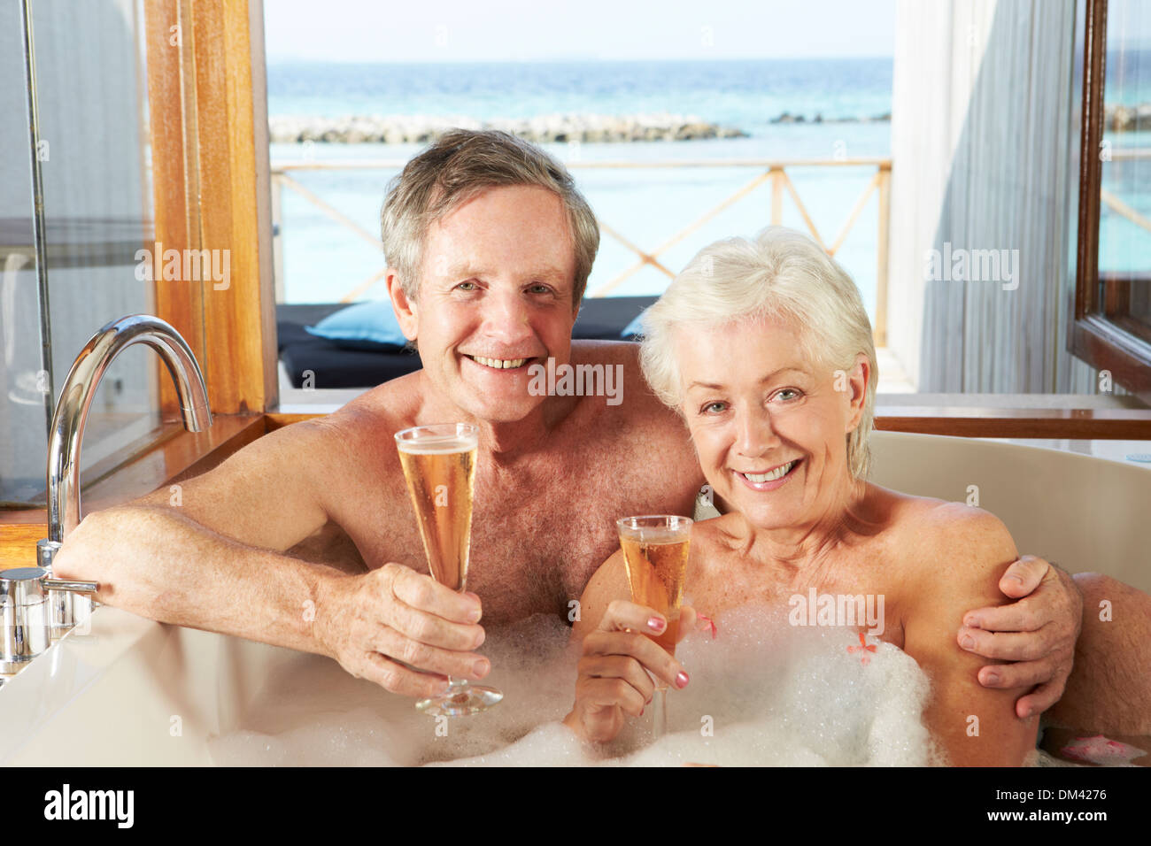 Älteres Paar zum Entspannen In der Badewanne trinken Champagner zusammen Stockfoto