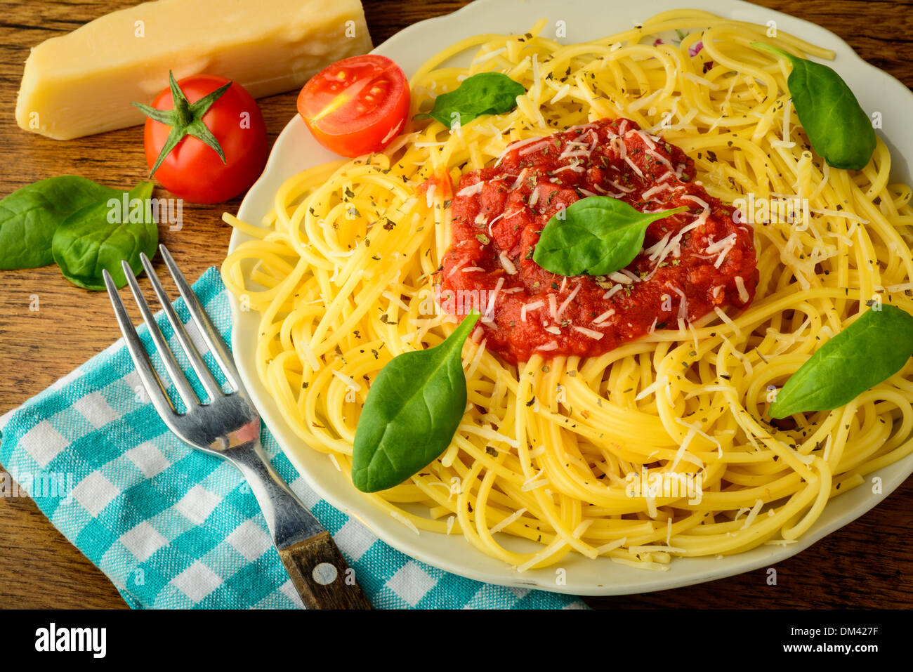 traditionellen Spaghetti Nudeln Essen mit Tomaten Sauche und Basilikum Stockfoto