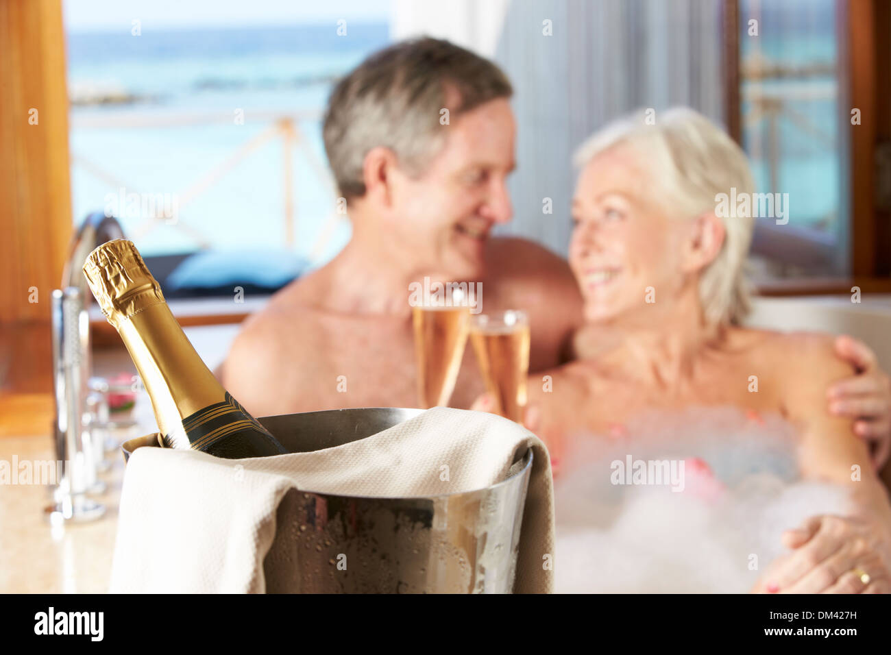 Älteres Paar zum Entspannen In der Badewanne trinken Champagner zusammen Stockfoto