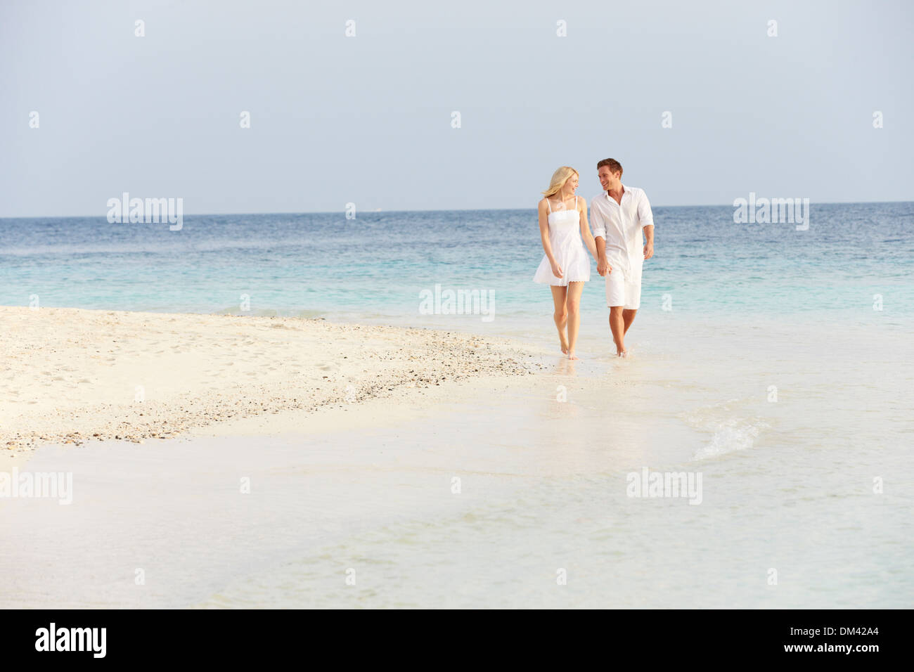 Romantisch zu zweit zu Fuß auf schönen tropischen Strand Stockfoto