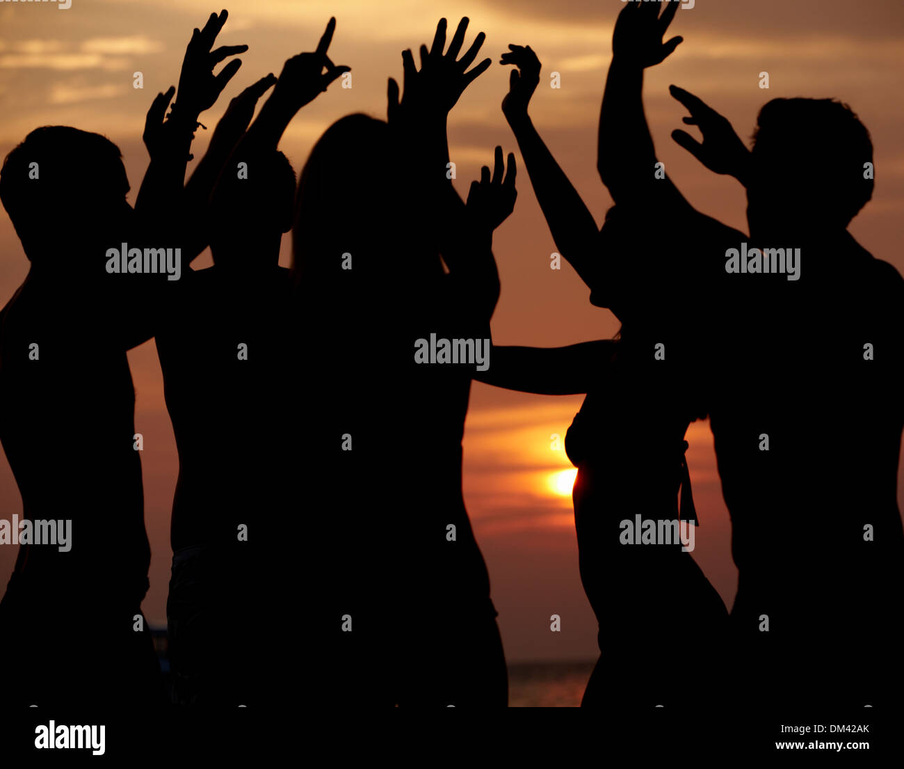 Silhouette von Freunden, die Beach-Party Stockfoto