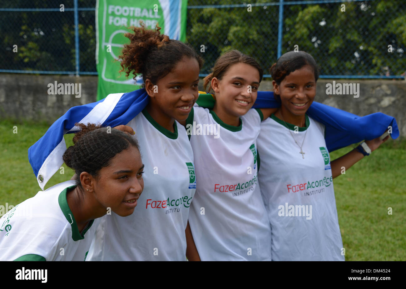 Brasilianische Mädchen posieren für ein Gruppenbild während einer Übung von der FIFA-Fußball-Projekt "Football for Hope" in Salvador, Brasilien, 7. Dezember 2013. Foto: Marcus Brandt/dpa Stockfoto