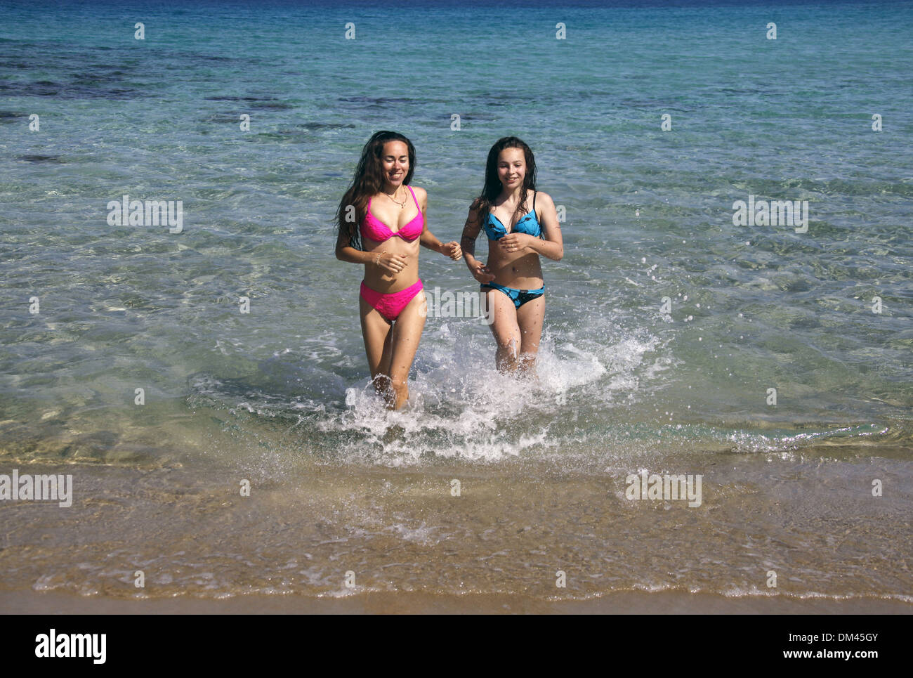 Mutter & Tochter laufen vom Meer KARPAS Halbinsel Nordzypern 26. Mai 2013 Stockfoto