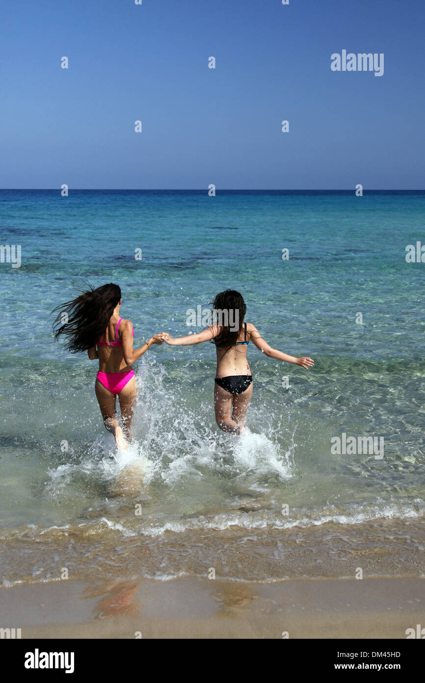 Mutter & Tochter laufen in das Meer KARPAS Halbinsel Nord-Zypern 26. Mai 2013 Stockfoto