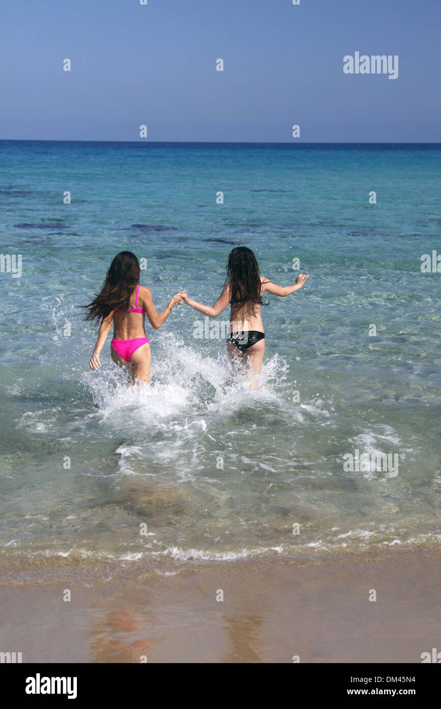 Mutter & Tochter laufen in das Meer KARPAS Halbinsel Nord-Zypern 26. Mai 2013 Stockfoto