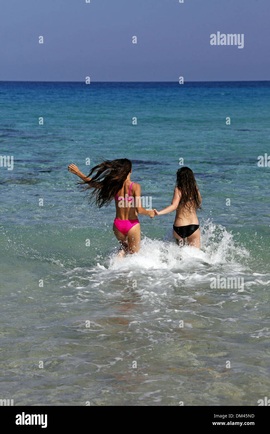 Mutter & Tochter laufen in das Meer KARPAS Halbinsel Nord-Zypern 26. Mai 2013 Stockfoto