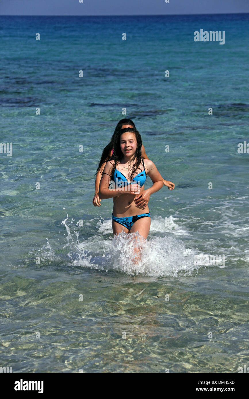 JUNGES Mädchen laufen aus dem Meer KARPAS Halbinsel Nord-Zypern 26. Mai 2013 Stockfoto
