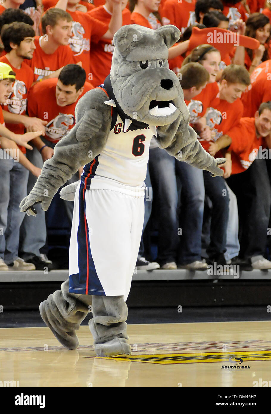 Gonzaga Maskottchen tanzt um vor einem NCAA Männer Basketball gegen Spiel gegen IPFW im McCarthey Athletic Center in Spokane WA.a. (Kredit-Bild: © James Snook/Southcreek Global/ZUMApress.com) Stockfoto