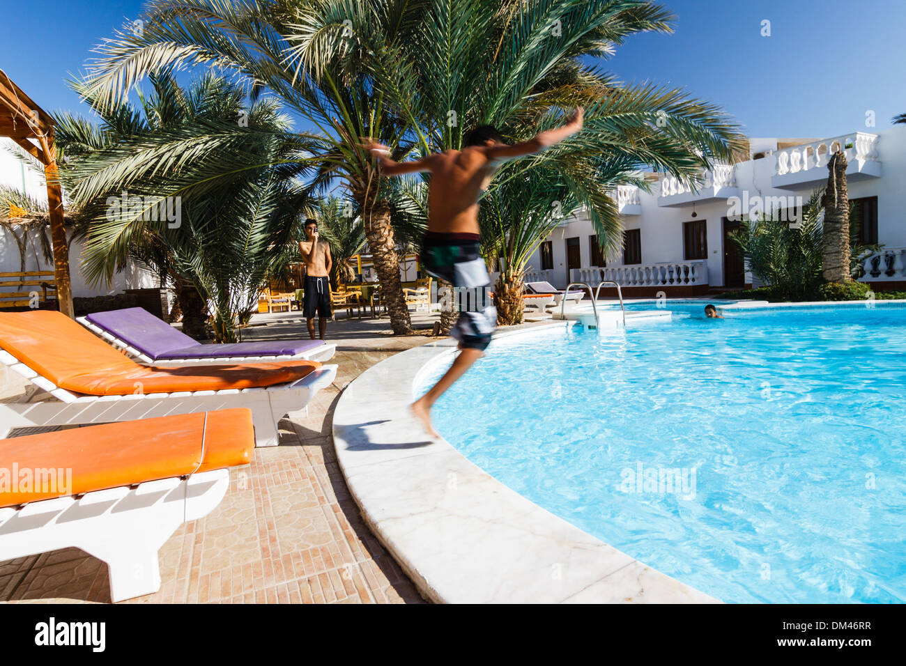 Springen auf das Schwimmbad ein Tourist Resort in Dahab, Ägypten Stockfoto
