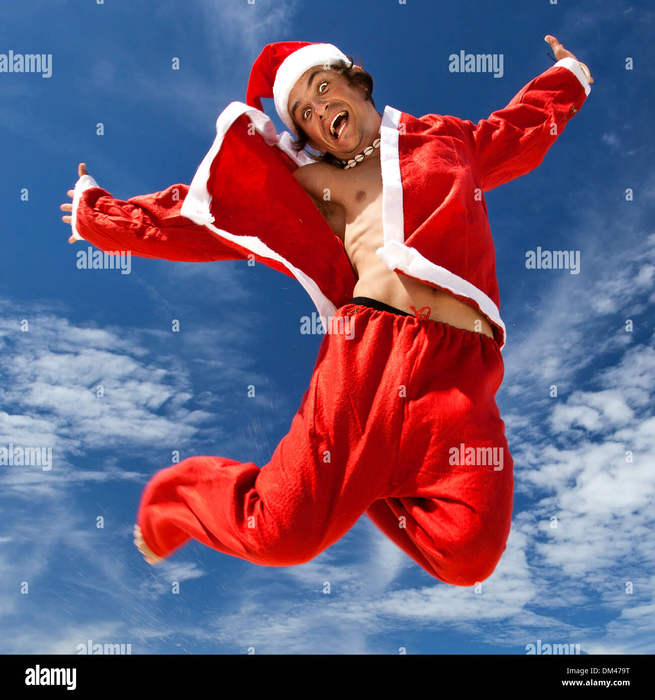Santa Claus Sprung am tropischen Strand Sommer genießen Stockfoto