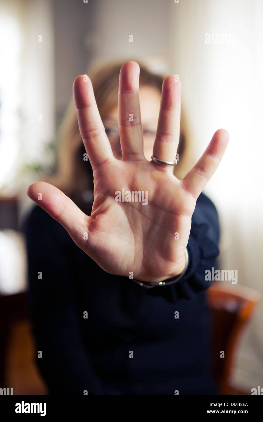 Frau Gesicht versteckt sich hinter der hand Stockfoto