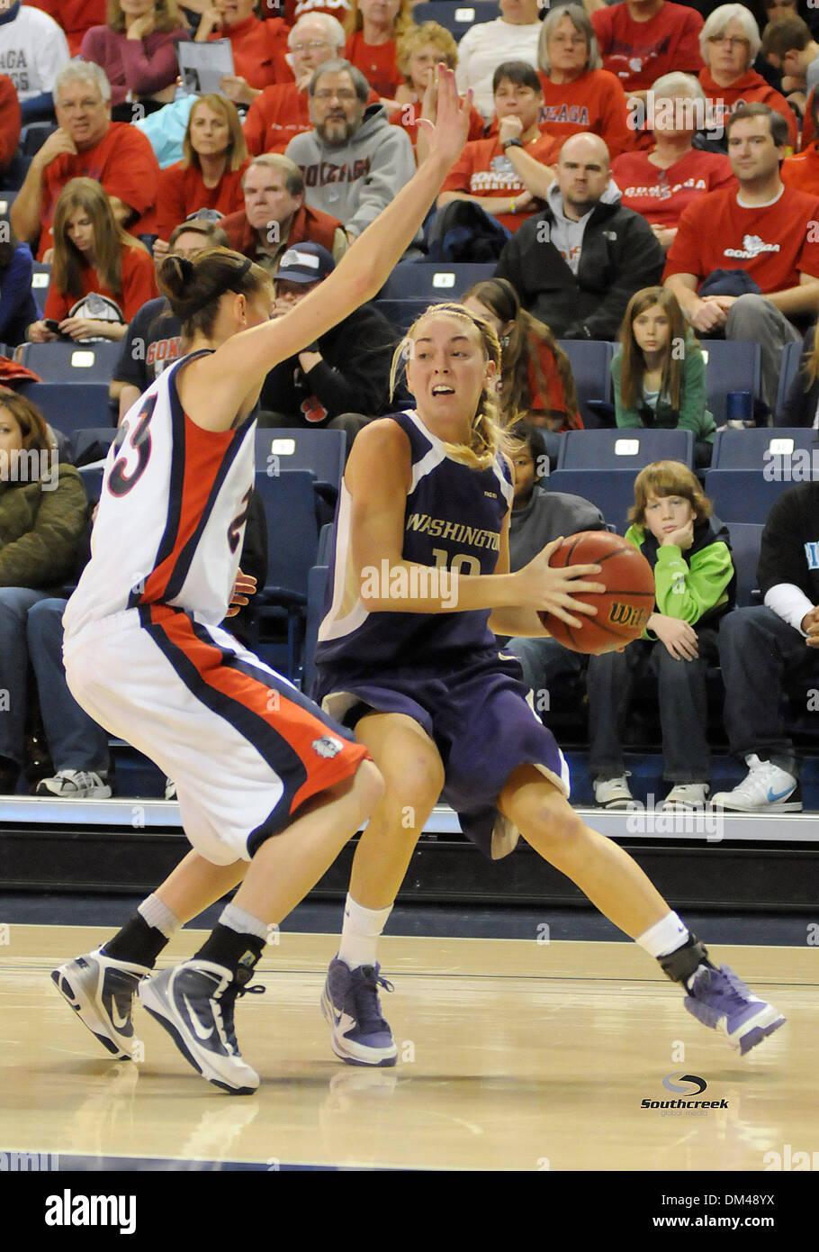 Washingtons Kristi Kingman, Recht, versucht Gonzaga Katelan Redmon in der ersten Hälfte eine NCAA College Basketball Spiel im McCarthey Athletic Center in Spokane WA zu umgehen. (Kredit-Bild: © James Snook/Southcreek Global/ZUMApress.com) Stockfoto