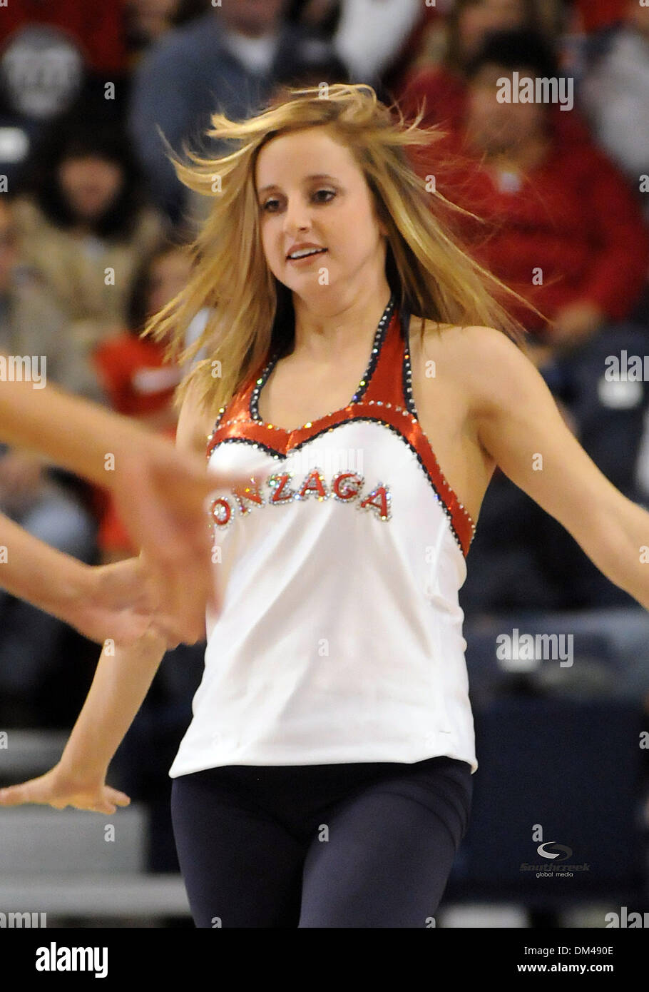 Mitglied der Familie Gonzaga Danceteams führen, während eine NCAA Frauen-Basketball-Spiel gegen Washington im McCarthey Athletic Center in Spokane WA. (Kredit-Bild: © James Snook/Southcreek Global/ZUMApress.com) Stockfoto