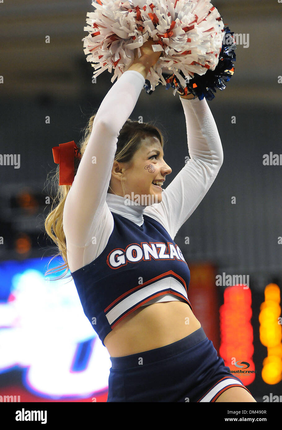 Ein Mitglied der Gonzaga Cheer Squad versucht das Publikum bei einem NCAA Frauen-Basketball-Spiel, die Washington in Gonzaga im McCarthey Athletic Center in Spokane WA vorgestellten angefeuert. (Kredit-Bild: © James Snook/Southcreek Global/ZUMApress.com) Stockfoto