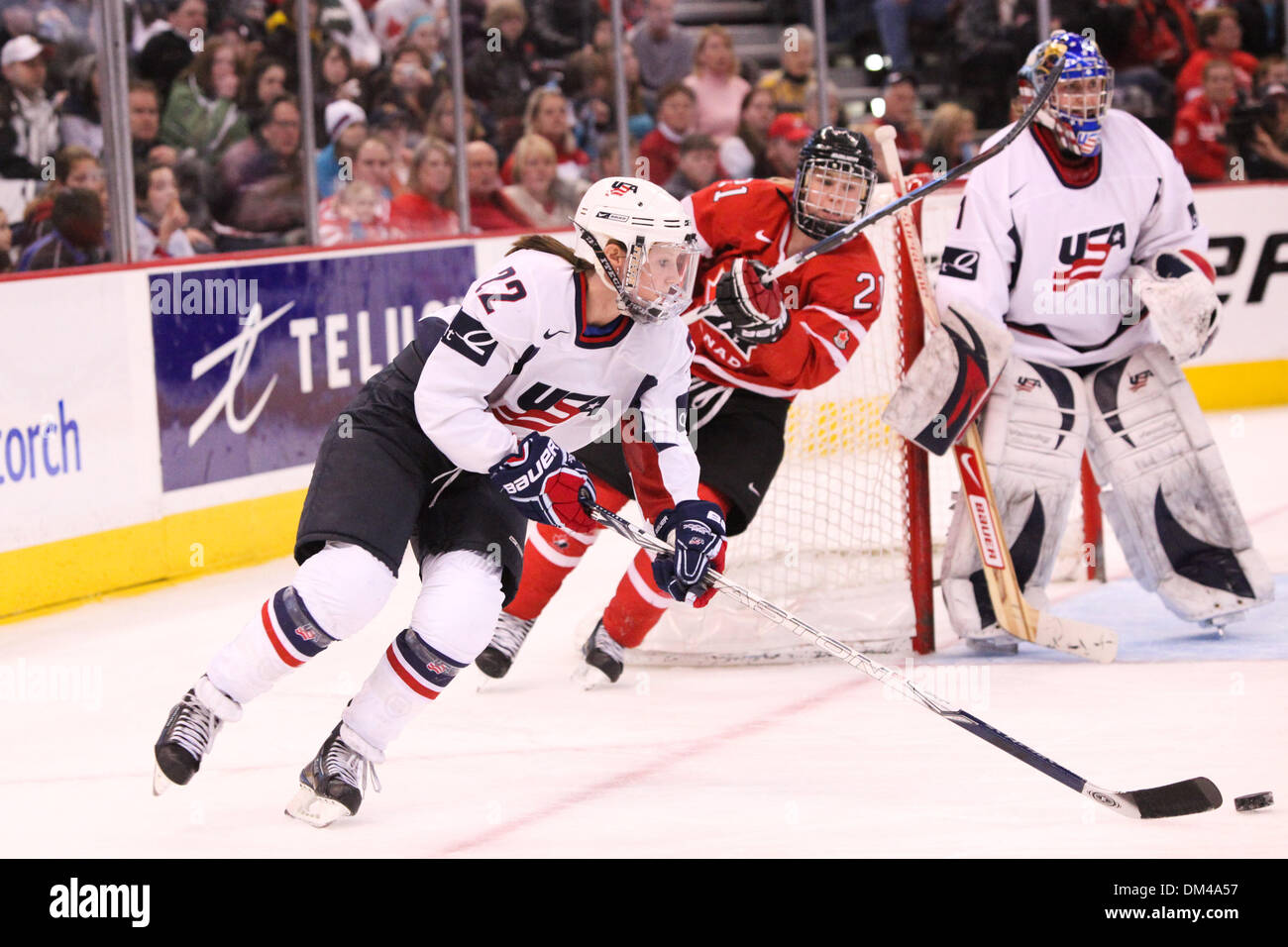 Suche Tour - Team USA Kacey Bellamy (22) Pausen vom Team Kanada Haley Irwin (21) während der 2. Periode. Beide Teams sind gebunden ein Ziel am Ende der Periode. Das Spiel war im Scotiabank Palace in Ottawa, Ontario, Kanada statt. (Kredit-Bild: © Nicholas Serrata/Southcreek Global/ZUMApress.com) Stockfoto