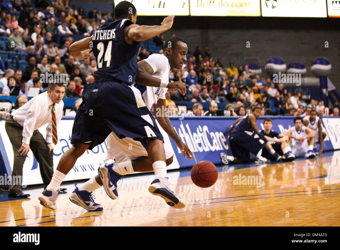 Universität von Akron Anthony Hitchens (24) Foulspiel von Universität von Buffalo Rodney Pierce (4) in der ersten Hälfte. Universität von Buffalo führt das Spiel 40-27 im Alumni-Arena in Buffalo, NY, USA; (Kredit-Bild: © Nicholas Serrata/Southcreek Global/ZUMApress.com) Stockfoto