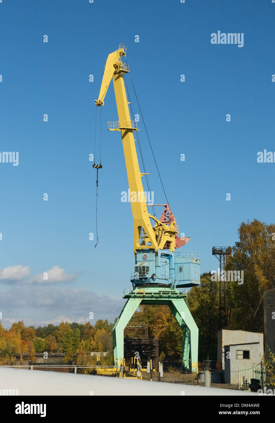 Gelbe Hebekran über klaren, blauen Himmel Stockfoto