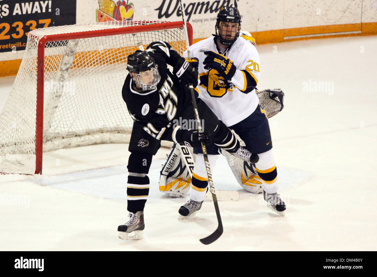 Armys Owen Meyer (21) Verwicklungen sich mit Canisius Phil Rauch (20) in der dritten Periode. Beide Teams endete die Zeit mit 5: 5 Unentschieden in Buffalo State Sports Arena in Buffalo, NY, USA; (Kredit-Bild: © Nicholas Serrata/Southcreek Global/ZUMApress.com) Stockfoto