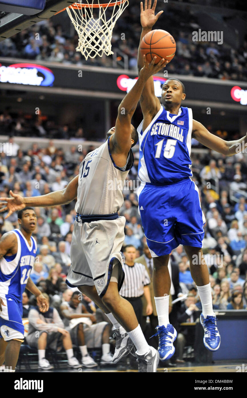 Washington D.C. Verizon Center. . Georgetown Schutzhaube Austin Freeman #15, Spielaktion NCAA Seton Hall in Georgetown.  Hoyas besiegen Piraten 85-73 (Credit-Bild: © Roland Pintilie/Southcreek Global/ZUMApress.com) Stockfoto