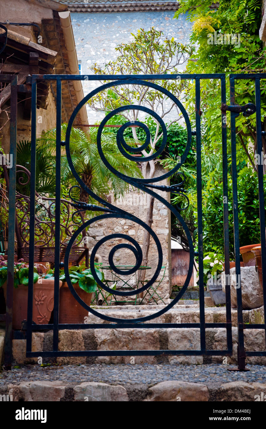 Reich verzierte Metallzaun des alten Hauses Garten, Saint-Paul-de-Vence, südöstlichen Frankreich, Côte d ' Azur, Europa. Stockfoto