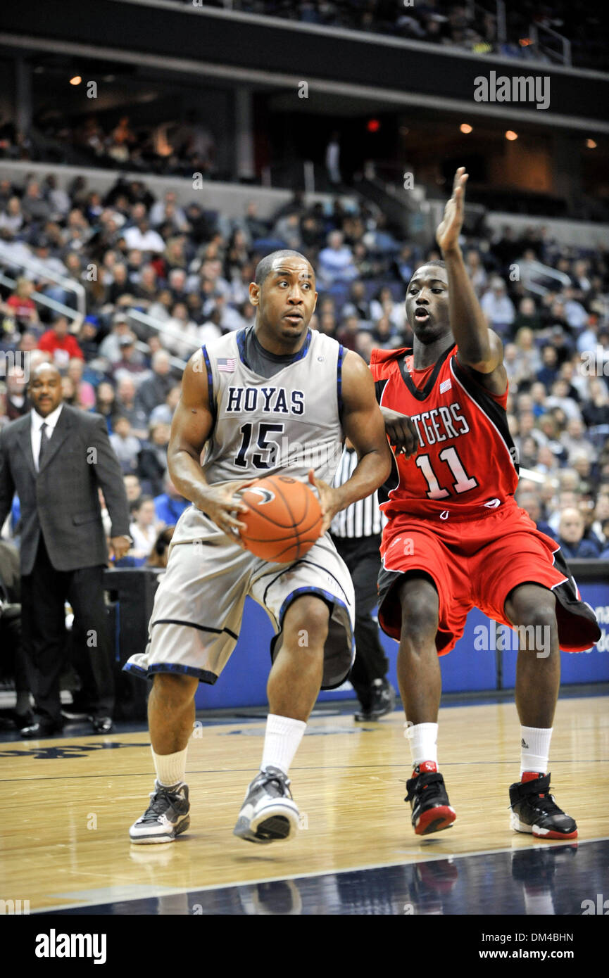 Washington D.C. Verizon Center. . Georgetown Austin Freeman (15) zu schützen, Spiel Action in Big East NCAA Matchup, Rutgers in Georgetown Hoyas Niederlage Rutgers 88-63. (Kredit-Bild: © Roland Pintilie/Southcreek Global/ZUMApress.com) Stockfoto