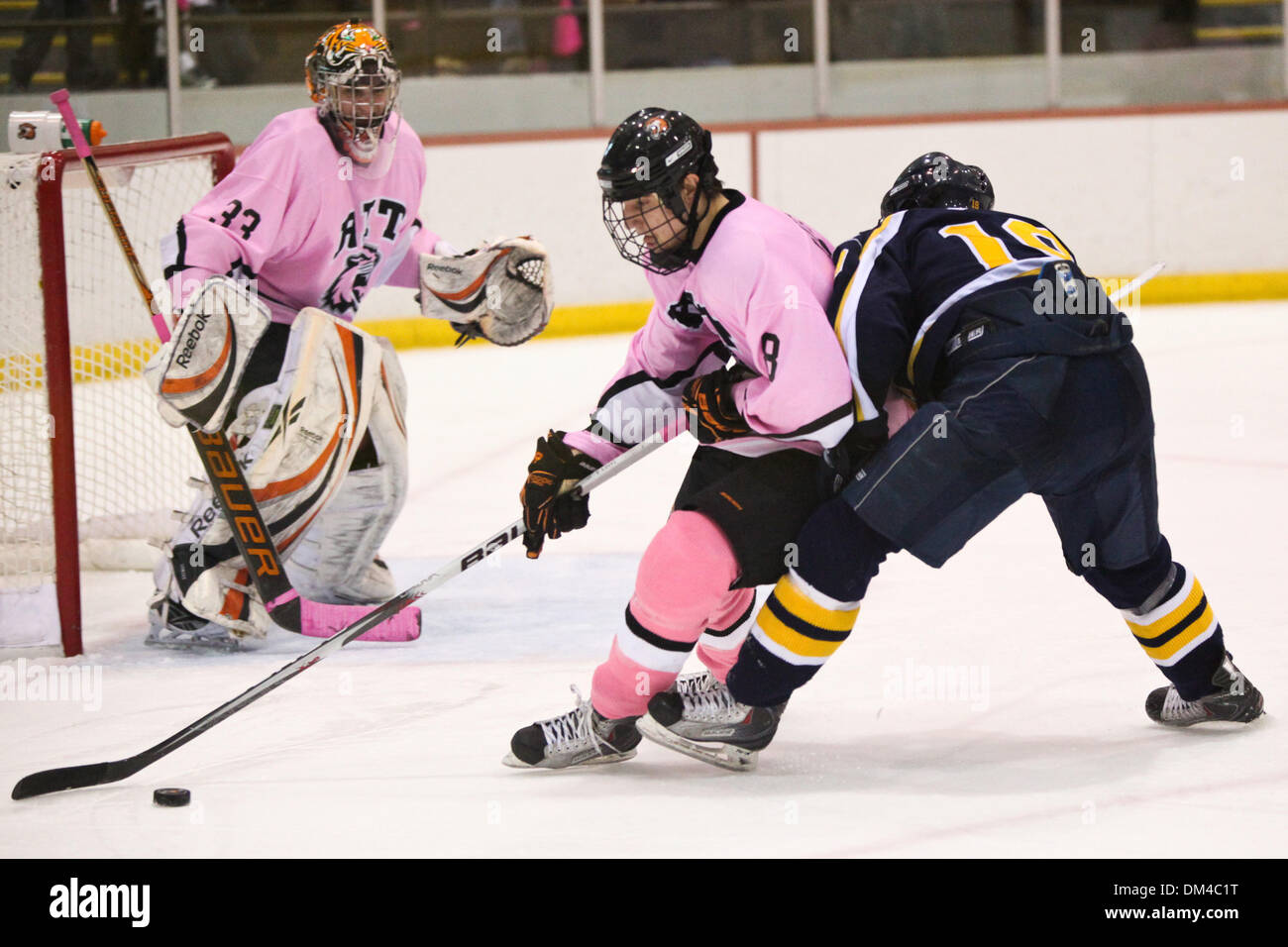 RIT Chris Tanev (8) bewegt sich um Bentley Joe Campanelli (16) als RIT Torwart Jared Demichiel (33) in der dritten Periode. Bentley gewann das Spiel mit 5: 4 Frank Ritter Memorial Arena in Rochester, NY, USA; (Kredit-Bild: © Nicholas Serrata/Southcreek Global/ZUMApress.com) Stockfoto