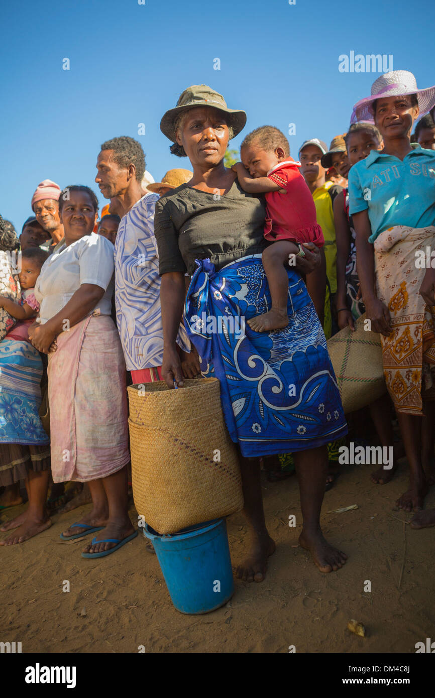 Mutter und Kind auf einem Markt in Vatomandry Bezirk, Madagaskar. Stockfoto